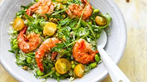 Groene rijstsalade met scampi’s en edamame