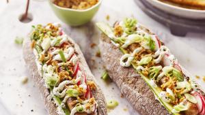 Hotdog deluxe met kruidensaus
