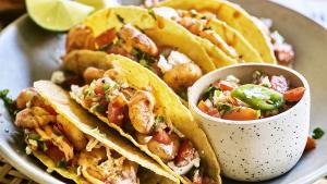 Taco’s met wokgarnalen, pico de gallo en feta
