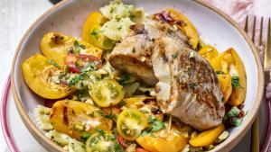 Zonnige pastasalade met gegrilde abrikozen en kalfsrolletjes