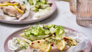 Papillot van zalm met komkommer-venkelsalade