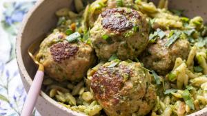 Orzo met kruidige kippenballetjes en courgette