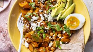 Marokkaans stoofpotje met kikkererwten, feta en avocado