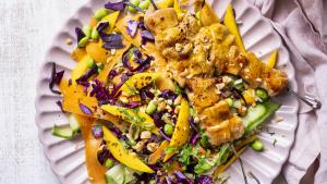 Regenboogsalade met sticky sweet chili kalkoenspiesjes en basmatirijst