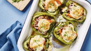 Gevulde groene paprika’s met ham, mozzarella en groentemacedoine