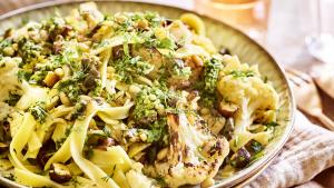 Citroenpasta met bloemkool, kappertjes en pesto