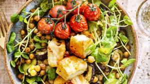 Salade van gepofte kikkererwten, ratatouillegroenten, halloumi en pitacroutons