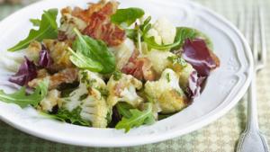 Salade met geroosterde bloemkool en pancetta