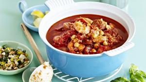 Maaltijdsoep met scampi's, chorizo en gremolata