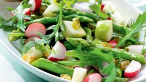 Salade met asperges en radijsjes
