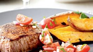 Gegrilde steak met zoete aardappel en tomatensalsa