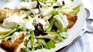 Salade met mozzarella, peer en groene asperges