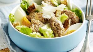 Caesar salade met kip en ansjovisvinaigrette
