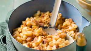 Macaroni met spek en tomatenroomsaus