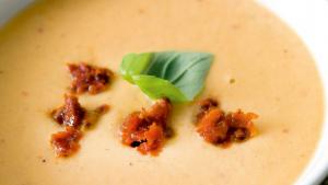 Paprikasoep met mascarpone en pesto