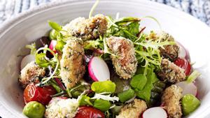 Salade met gepaneerde mosselen en salsa verde