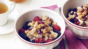 Fruitsalade met yoghurt en granola