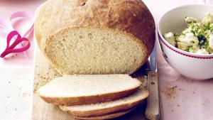 Zelfgebakken brood en kipslaatje