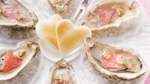 Verse oesters met hartvormig toastbrood