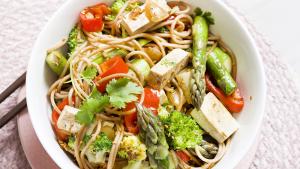 Noedels met gewokte groenten en tofu