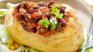Gevulde aardappel met chili con carne