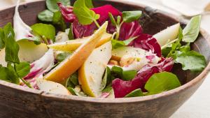 Salade van radicchio, waterkers en peer
