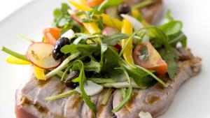 Gegrilde tonijn met zuiderse salade