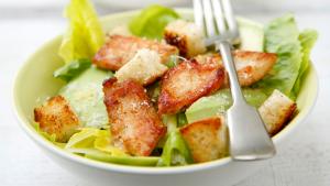 Caesarsalade met kip en ansjovisdressing