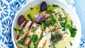 Gegrilde halloumi met olijven