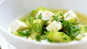 Vegan misosoep met tofu en komkommer