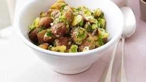 Aardappelsalade met verse kruiden