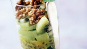 Salade met passievrucht, kiwi en walnoten