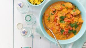Indische curry met gele rijst en gebakken bloemkool