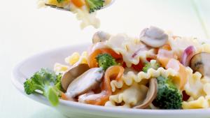 Pasta met broccoli, gerookte zalm en champignons