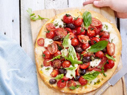 Pizza met tomatenmix en mozzarella