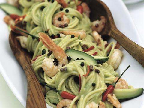 Spaghetti met avocado en scampi's