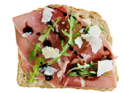 boterhammen met prosciutto en rucola