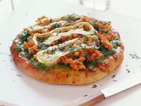 Pizza met zalm en camembert