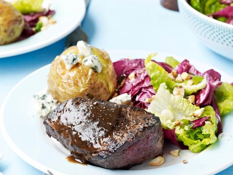 Steak met gepofte aardappel en roquefort