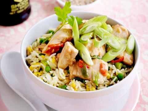 Chilikip met cashewnoten en nasi goreng