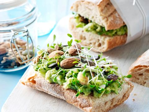 Broodje met courgette-avocadosalade