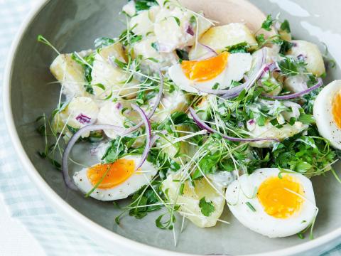 Kruidige aardappelsalade met eitjes