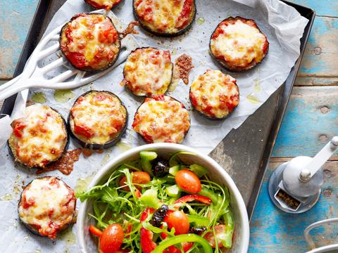 Aubergine pizza's met rucola-tomaten-salade