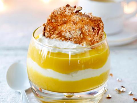 Advocaat met room en amandelkoekjes