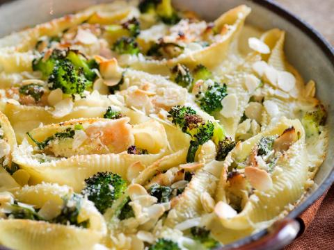 Conchiglionis farcis au thon et aux brocolis, amandes effilées