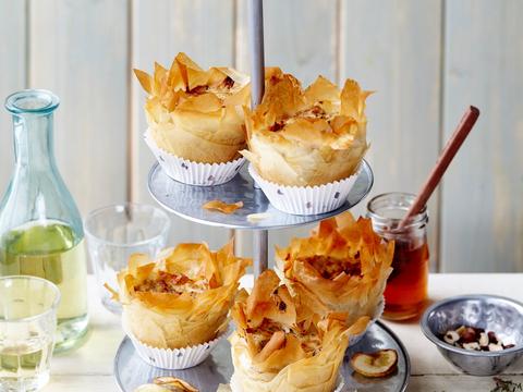 Minipastinaakquiches met camembert en tijm