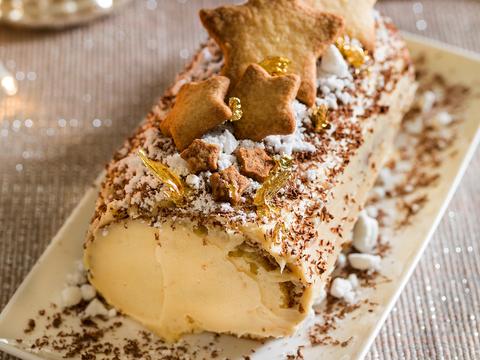 Biscuit met crème au beurre en kerstkoekjes