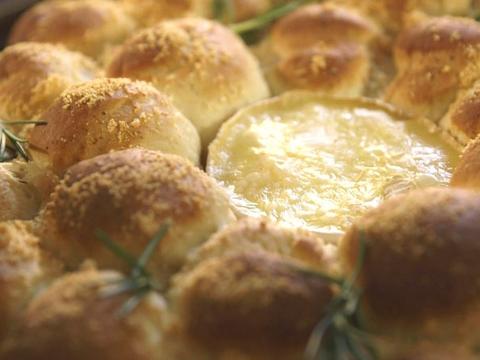 Briochebroodkrans met gebakken camembert