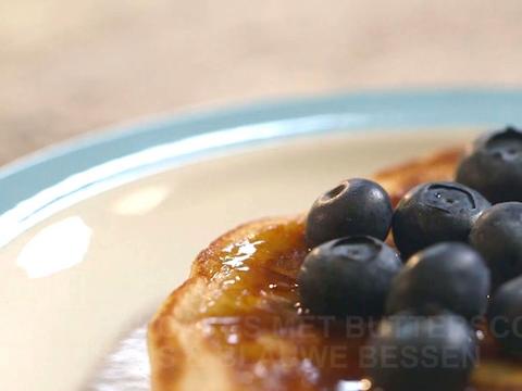 Pancakes met butterscotch en bosbessen