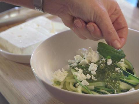 Tagliatelle van courgette met verse pesto en feta